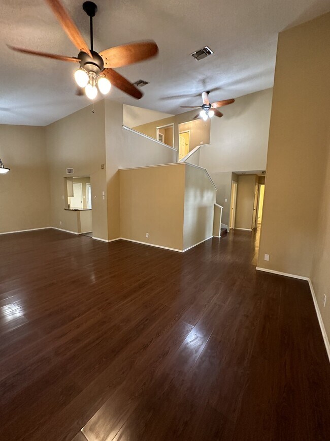 Building Photo - Beautiful 3 bedroom, 2 bathroom home in No...