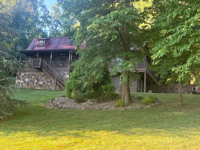 Building Photo - Large 2story in Kodak! Available Now!