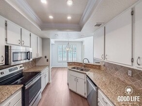 Building Photo - 640 Camino De La Reina