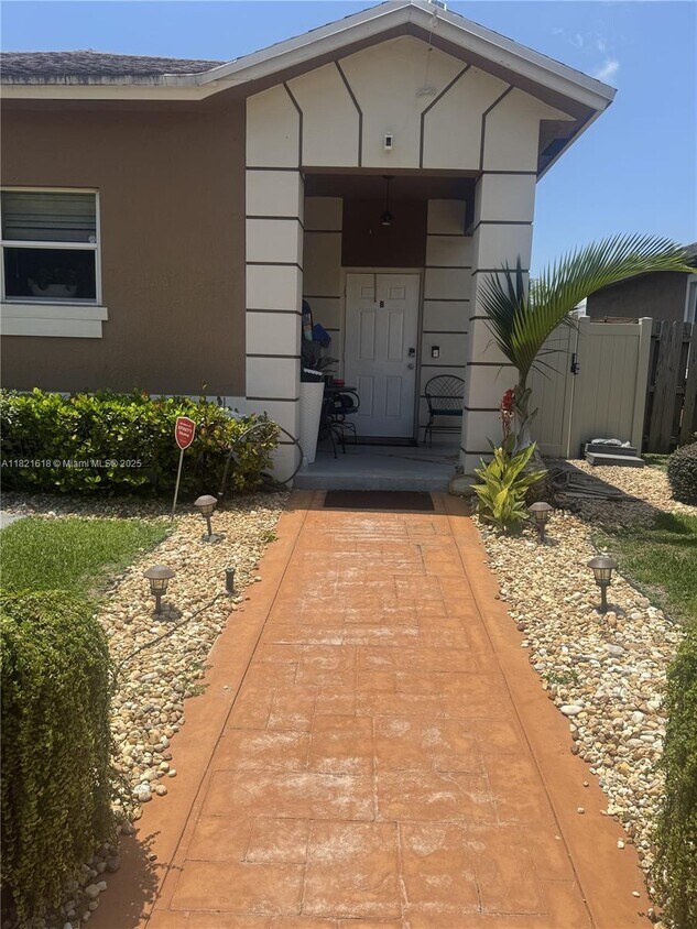 Foto principal - 798 NE 43rd St