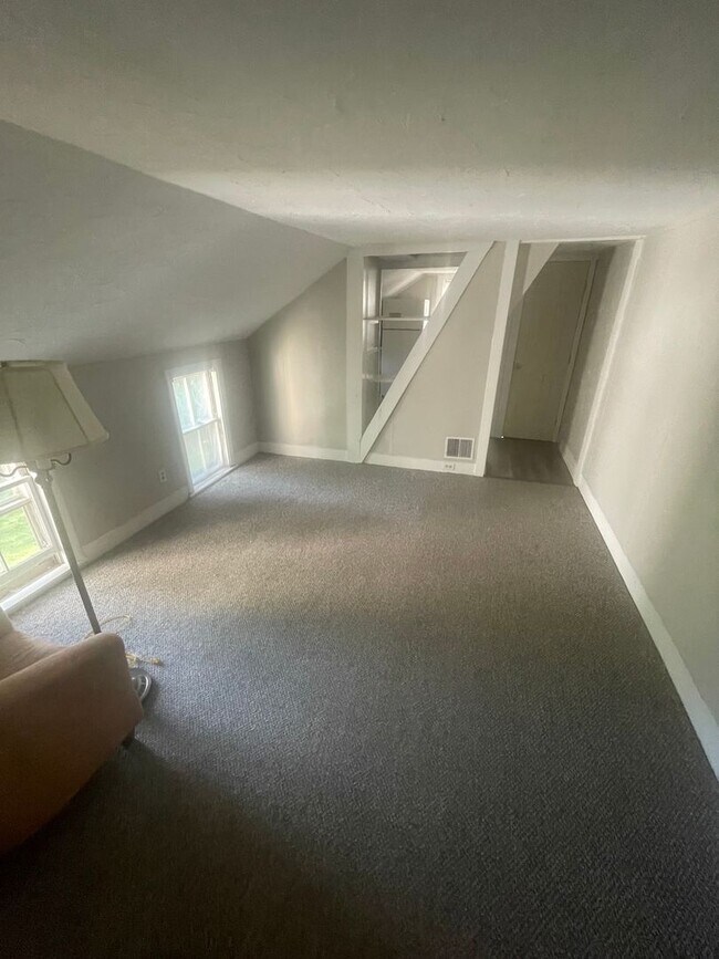 Foto del edificio - Large 3 bed located next to the Commuter R...