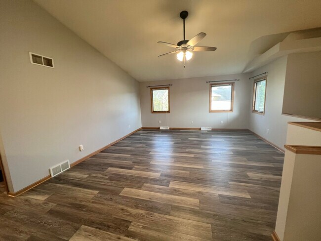 Building Photo - 611 Wellington Dr