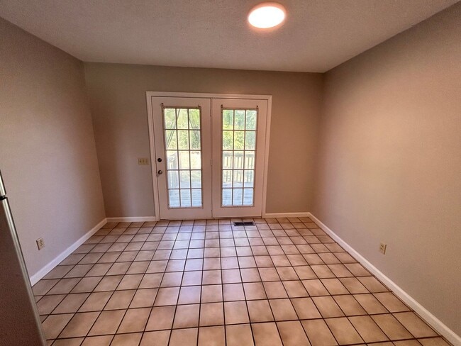 Building Photo - 400 Northwood Dr