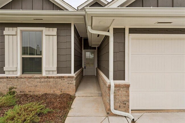 Building Photo - 16129 Villa Valeria Way