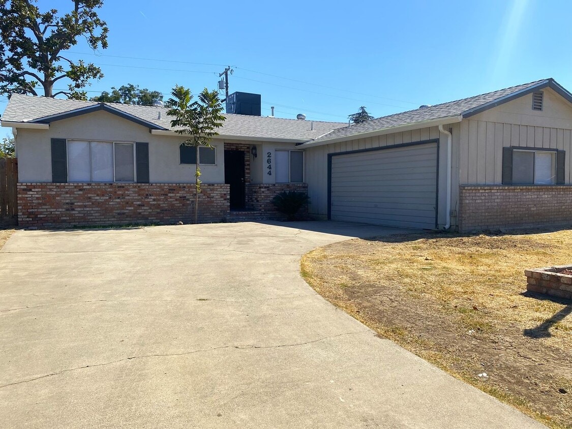 Available NOW! 4/2 With New Exterior Paint!! - Available NOW! 4/2 With New Exterior Paint!!