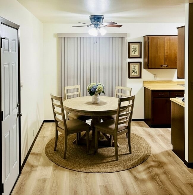 Comedor pequeño - 805 E Cedar Ave