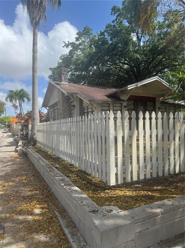 Foto del edificio - 877 SW 2nd St