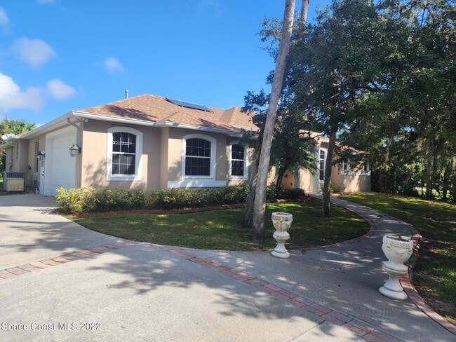 Building Photo - 830 E Hall Rd