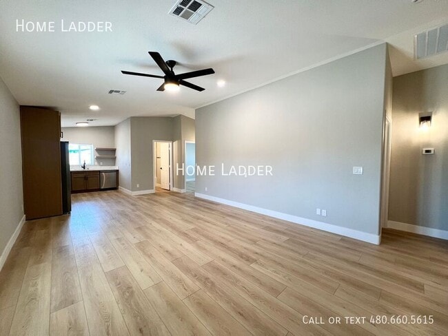 Building Photo - 1124 E Polk St