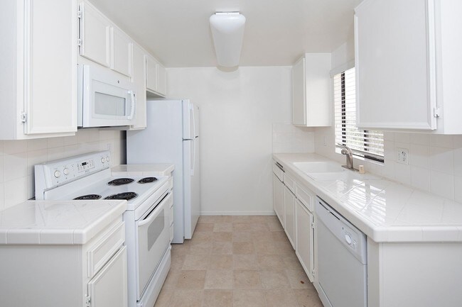 Foto del edificio - *OPEN HOUSE: 7/26 10AM-12PM* 2BR In The He...