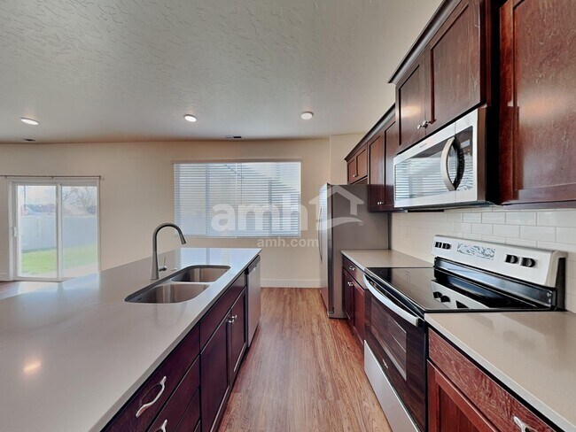 Foto del edificio - 901 N Barkvine Ave