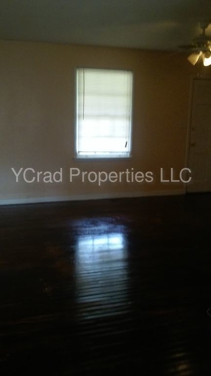 Building Photo - 3 Bedroom Ranch Home, Large Backyard