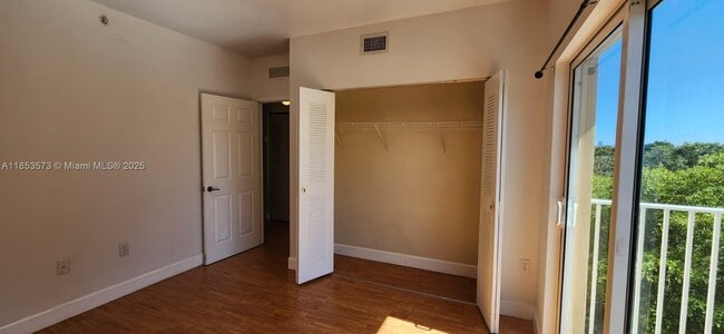 Building Photo - 115 SW 42nd Ave