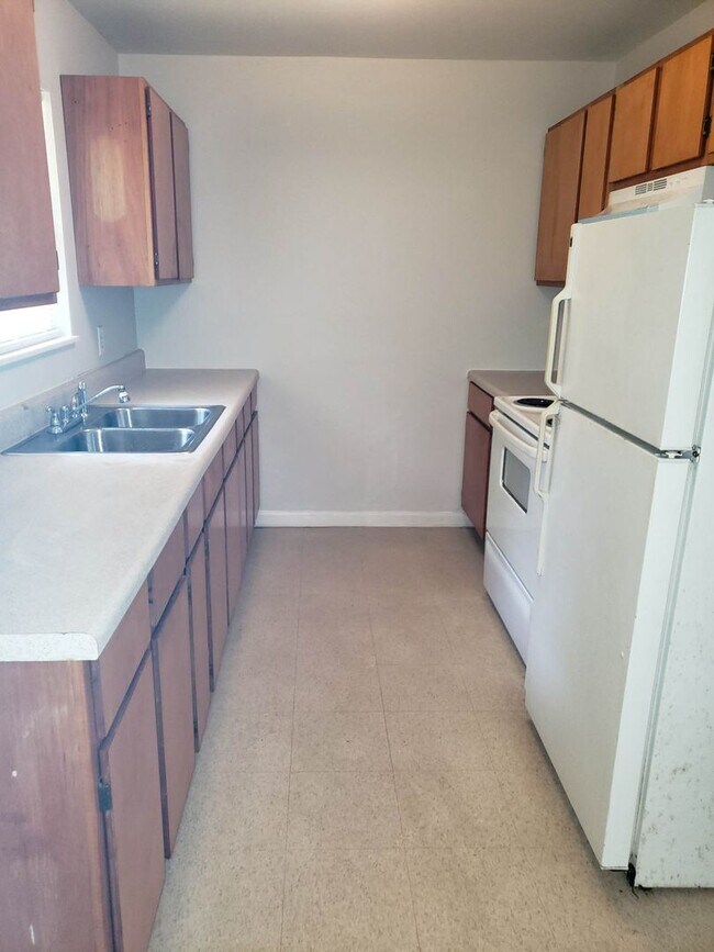 Foto del edificio - 3 bed 1 bath house with garage