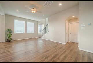 Building Photo - 8700 Laurel Crest Dr