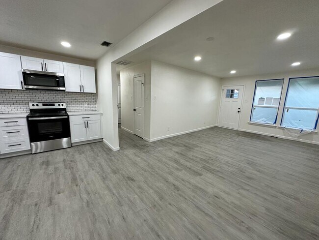 Foto del edificio - 13776 Pyramid Dr