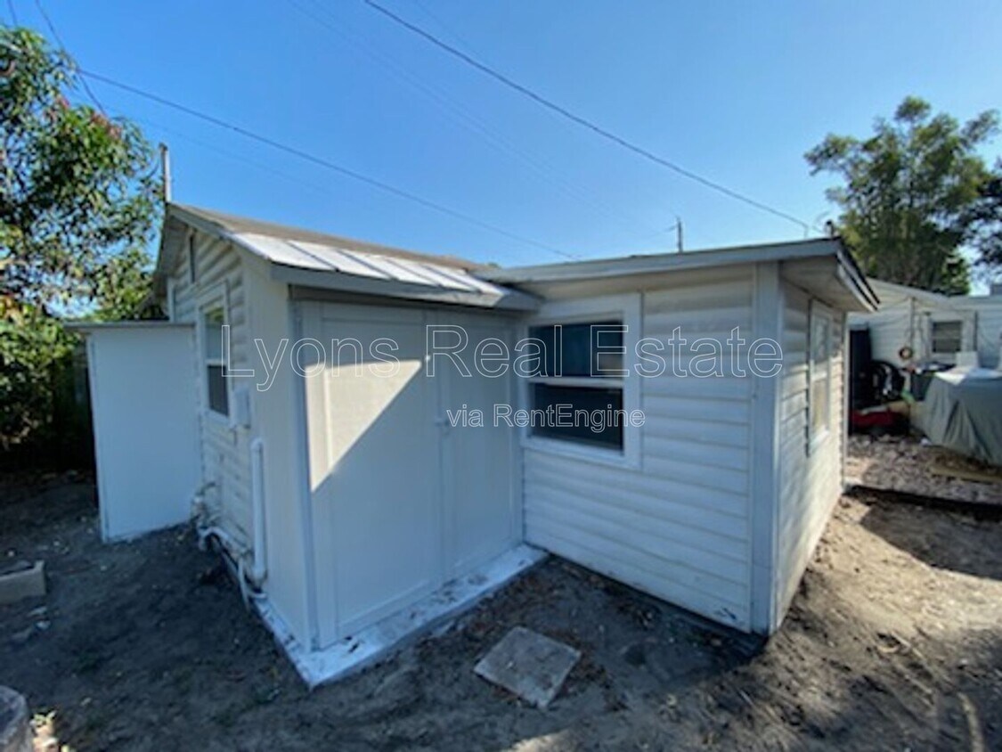 Building Photo - 717 Burdick Ave