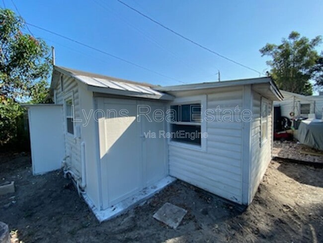 Building Photo - 717 Burdick Ave