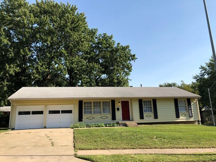 Foto principal - 3 Bed 2 Bath 2 Car Garage!