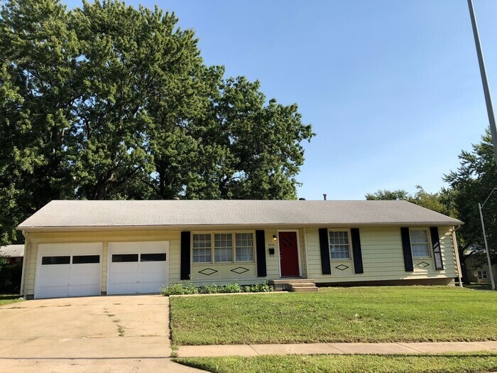 Primary Photo - 3 Bed 2 Bath 2 Car Garage!