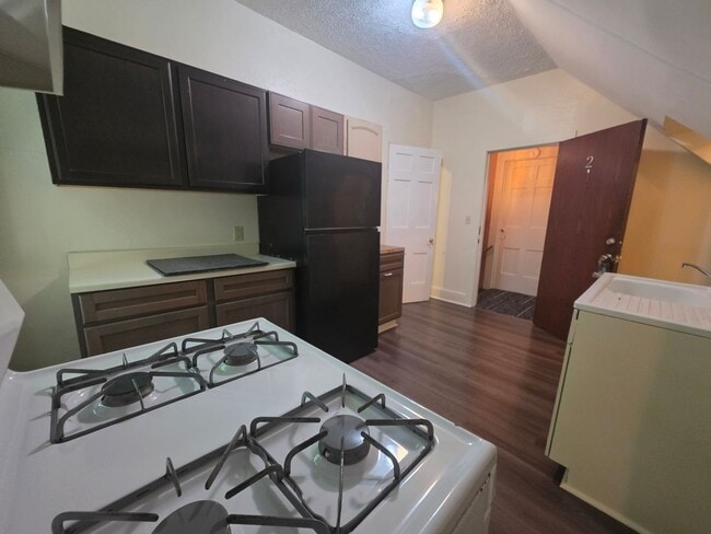 Foto del edificio - 242 W Highland Ave