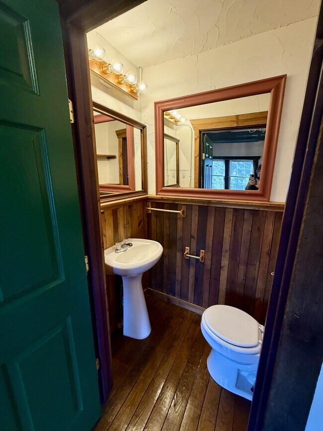 Medio baño contiguo a la sala de estar - 628 W Market St