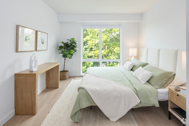 3BR, 2BA - Lonsdale Square