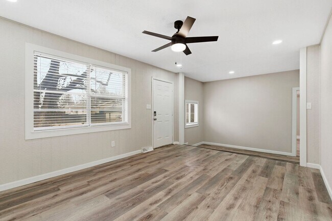 Foto del edificio - 4 Bedroom home 2 bath Available NOW!