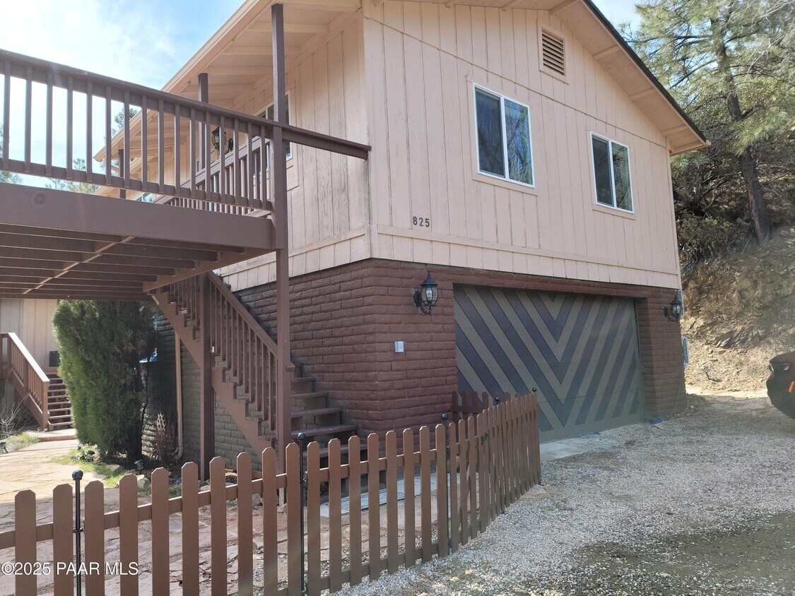 Primary Photo - 825 Allen Dr
