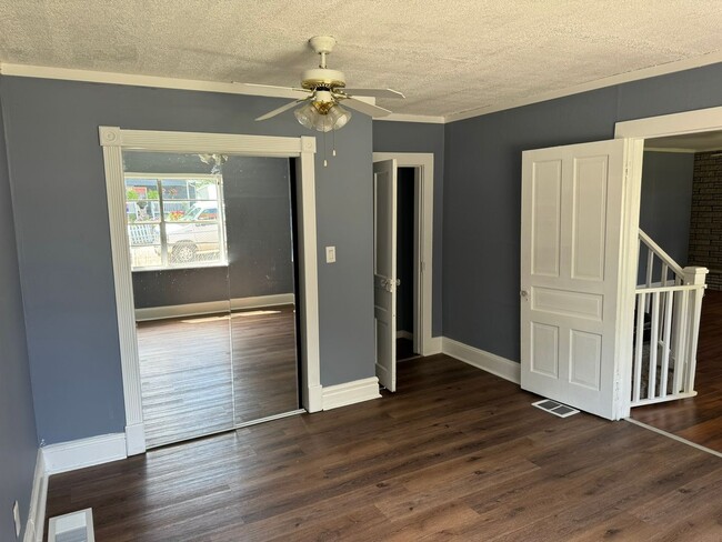 Building Photo - Cozy & Charming 3BR/2BA Home in Lenoir Cit...