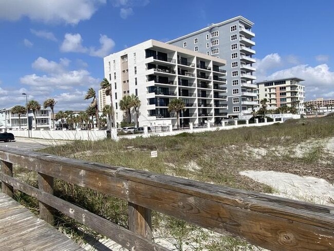 Building Photo - 275 1st St S