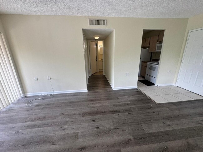 Photo - Spacious 1/1 Condo – Great Location!