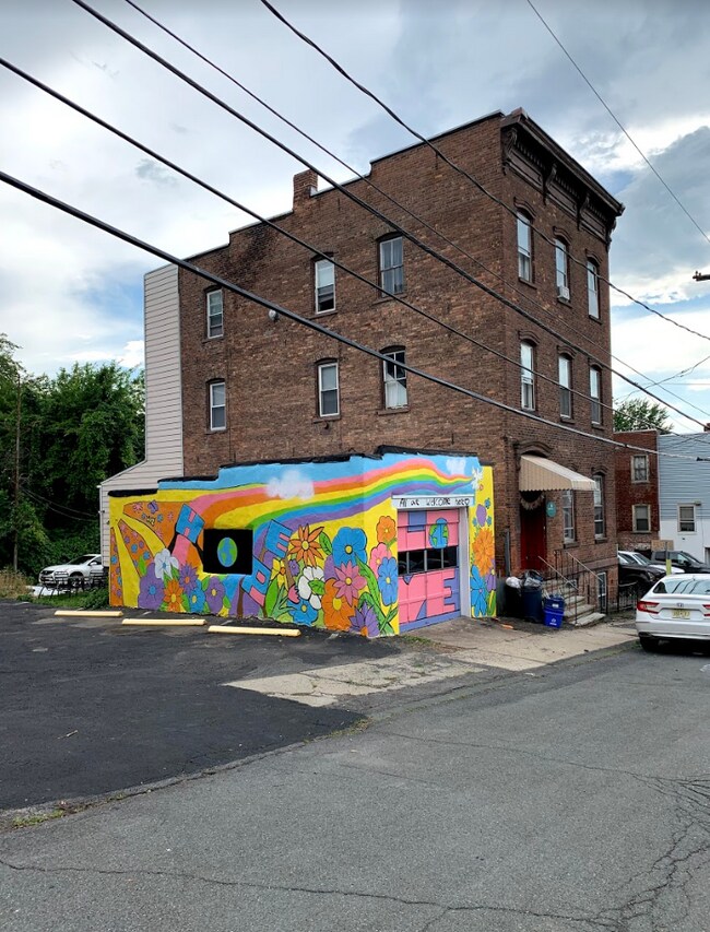 Building Photo - 28 Christie St