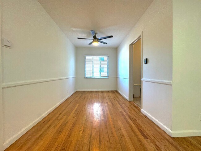 Building Photo - Top Floor Hollywood 1Bed/1Bath Walking Dis...