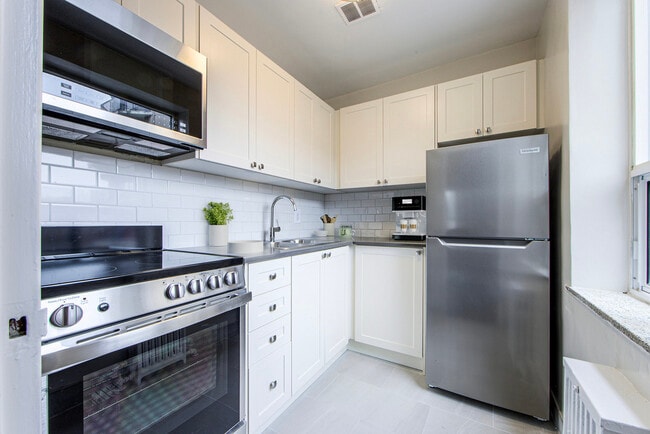 Building Photo - Upper Canada Apartments 165