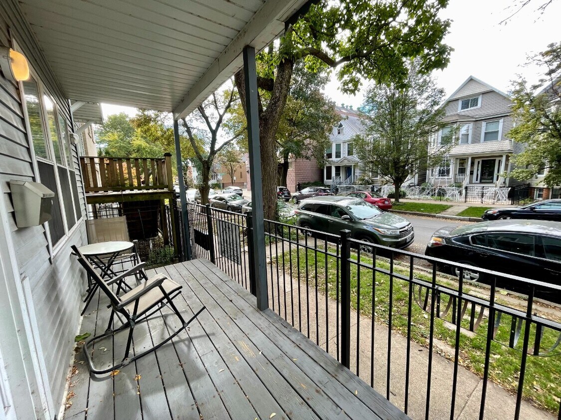 Foto principal - 2445 N Greenview Ave
