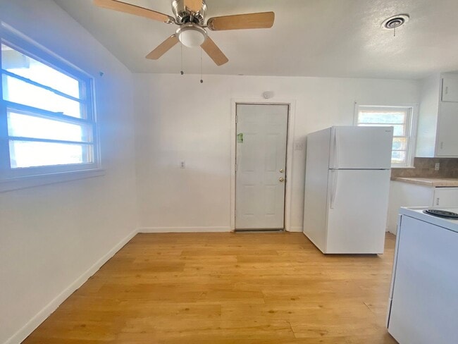 Building Photo - 3 bed 1 bath now available