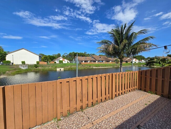 Building Photo - 1120 Parkside Green Dr