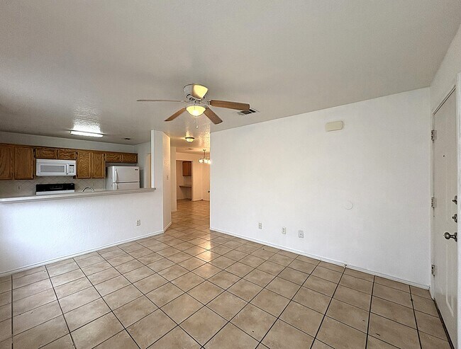 Building Photo - 931 Rosewood Dr