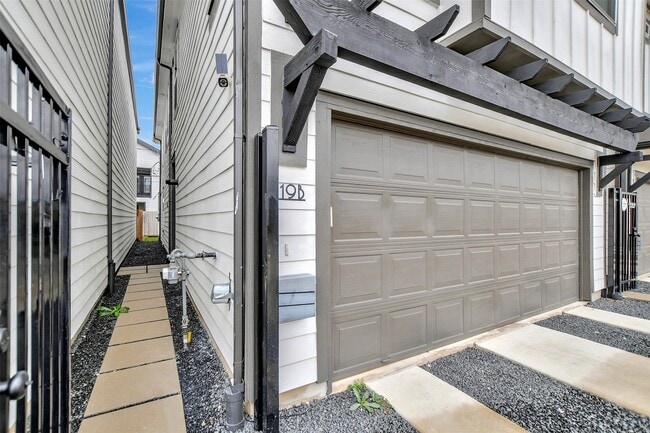 Building Photo - 119A E 43rd St