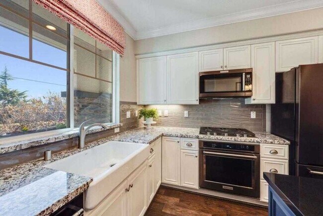 Foto del edificio - Luxury 3-Bed Townhouse in Hayward Just Built in 2019!
