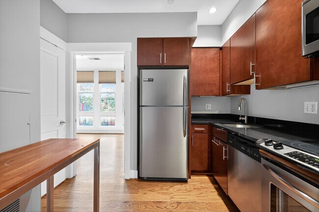Foto del edificio - Chic 1-Bedroom Condo in Columbia Heights – Steps from Metro, Parks & Cafés