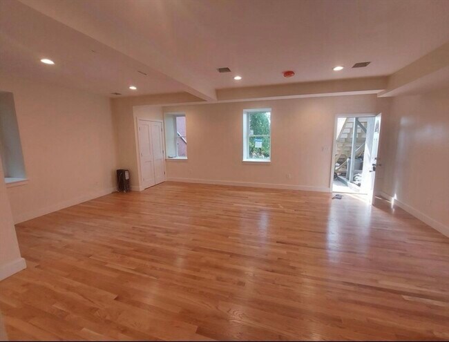 Building Photo - 3 Centre St