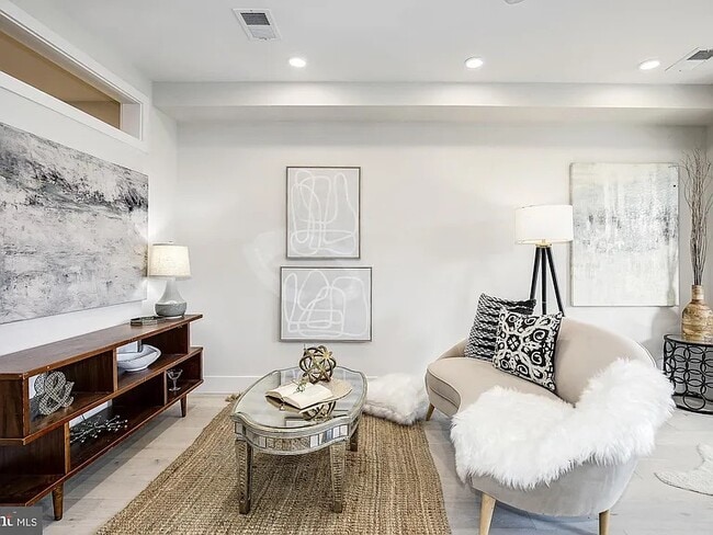 Foto del edificio - 2556 University Pl NW