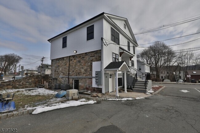 Building Photo - 21 Maple Ave