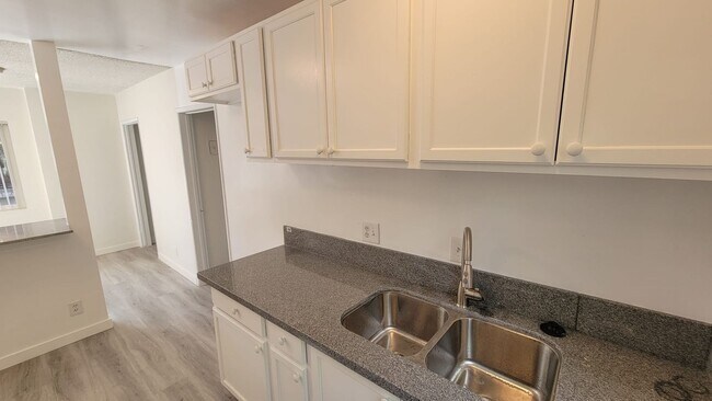 Foto del edificio - 13115 Oxnard St, Los Angeles, CA 91401