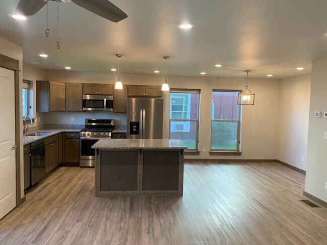 Building Photo - Beautiful 3 Bed, 2.5 Bath Large Townhome