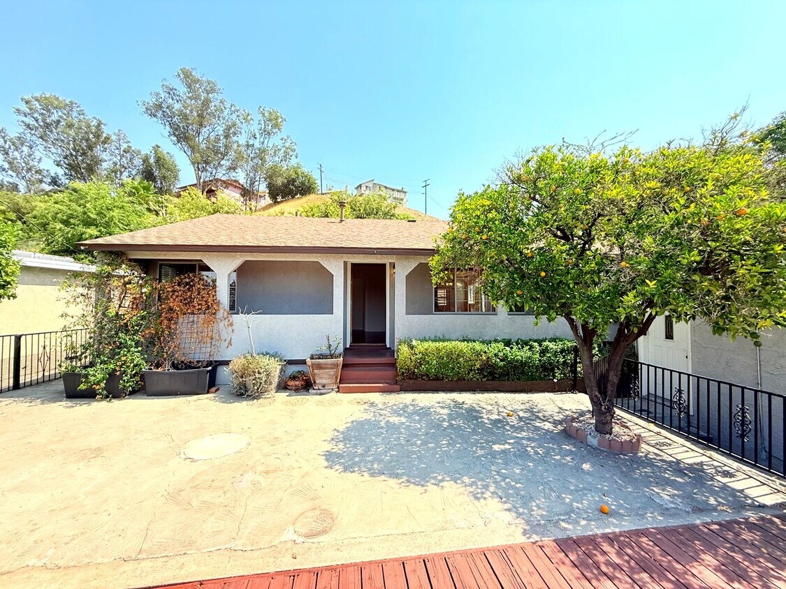 Foto principal - Updated 2 Bed 1.5 Bath Home with Private E...