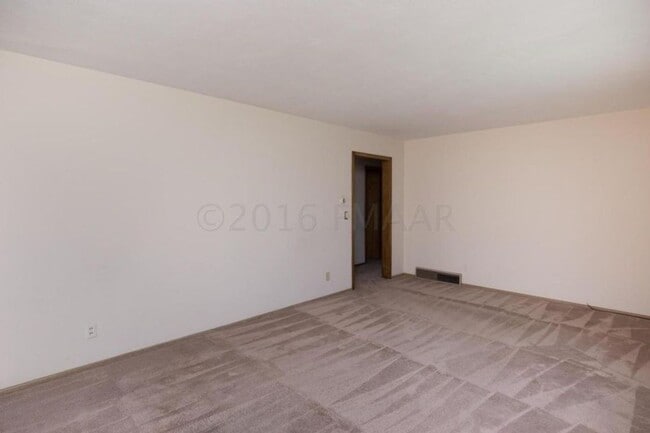 Building Photo - 5 Bedroom Home in Moorhead