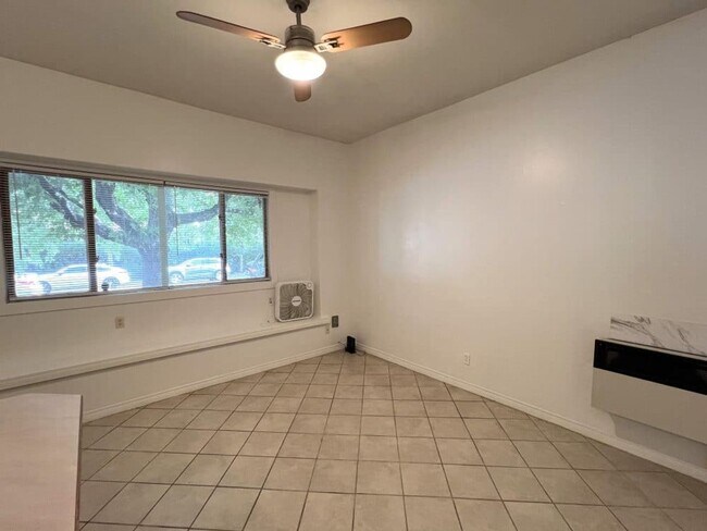 Building Photo - Preleasing One Bedroom on the Hill